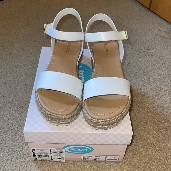 Soda Clips Flatform Sandal - Picture 3 of 8